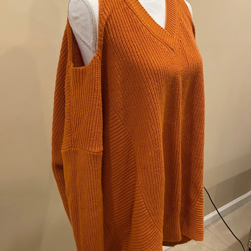 Cold Shoulder sweater - Picture 4 of 4